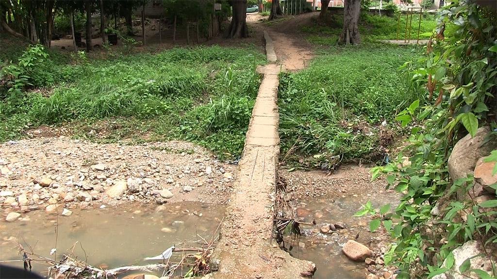 DENUNCIAN PUENTE Y CALLE EN PÉSIMO ESTADO