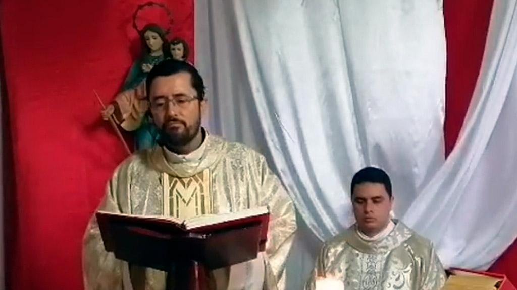 PÁRROCO REGAÑÓ A FELIGRESES