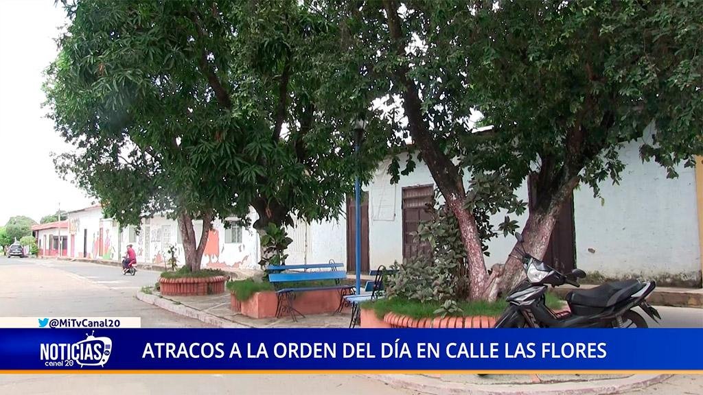 ATRACOS A LA ORDEN DEL DÍA EN CALLE LAS FLORES