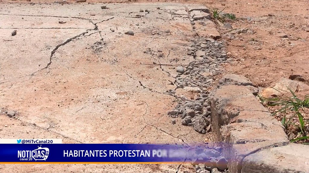HABITANTES PROTESTAN POR DAÑO A VÍA NUEVO AMANECER