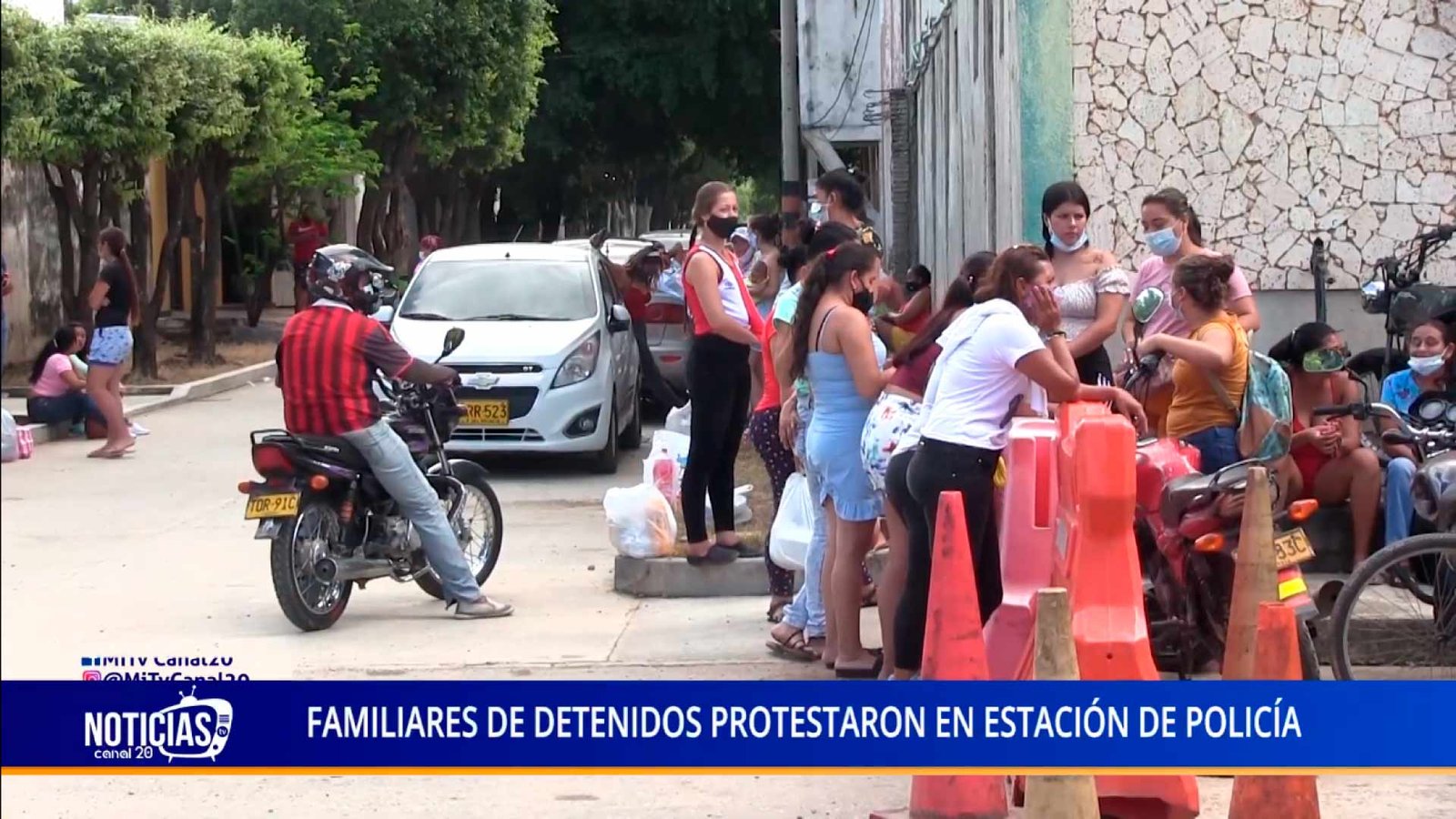 FAMILIARES DE DETENIDOS PROTESTARON EN ESTACIÓN DE POLICÍA