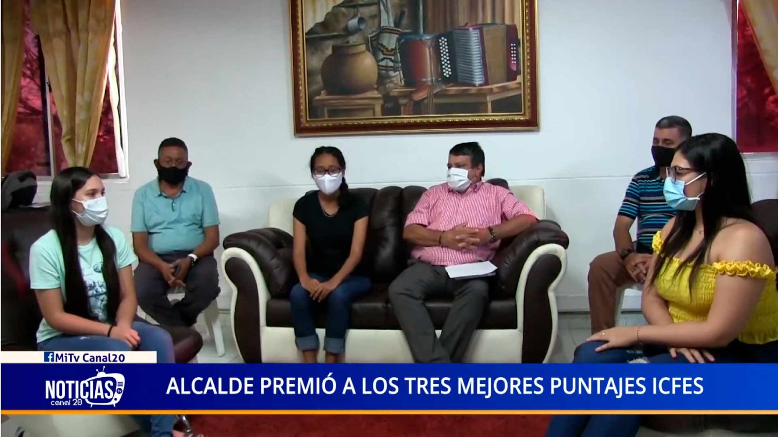 ALCALDE PREMIÓ A LOS TRES MEJORES PUNTAJES ICFES