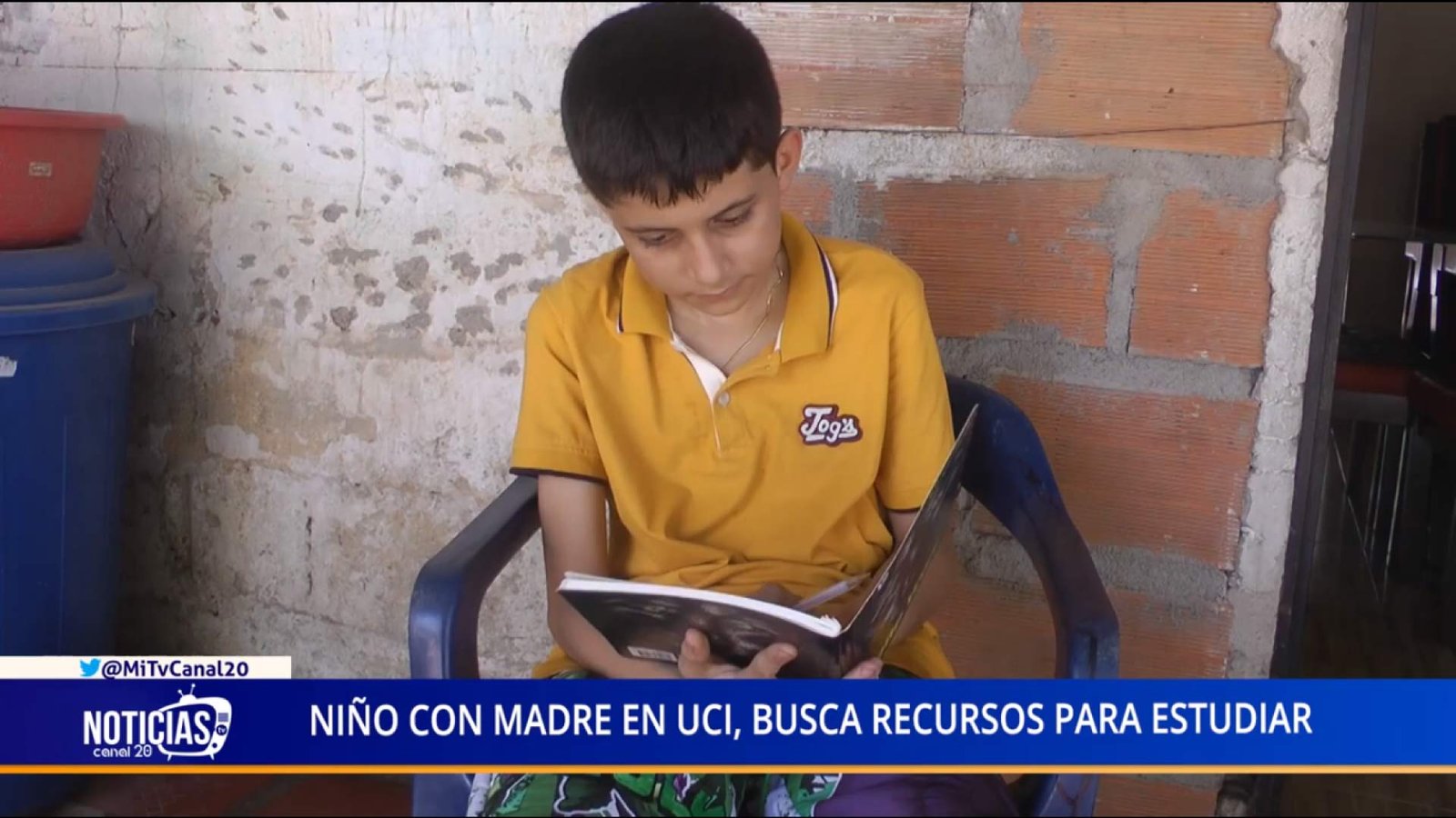 NIÑO BUSCA RECURSOS PARA INICIAR CLASES VIRTUALES