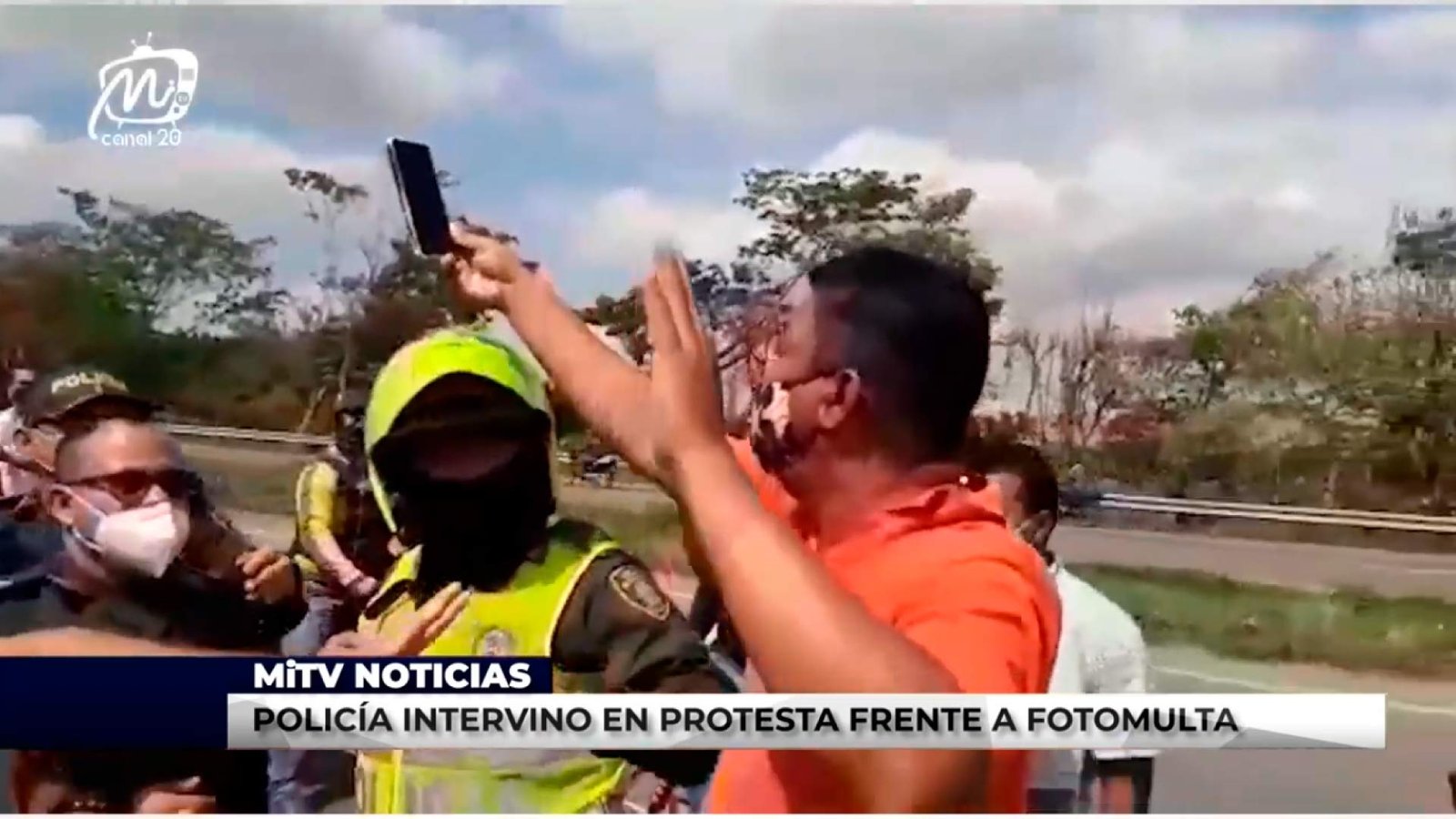 POLICÍA INTERVINO EN PROTESTA FRENTE A FOTOMULTA