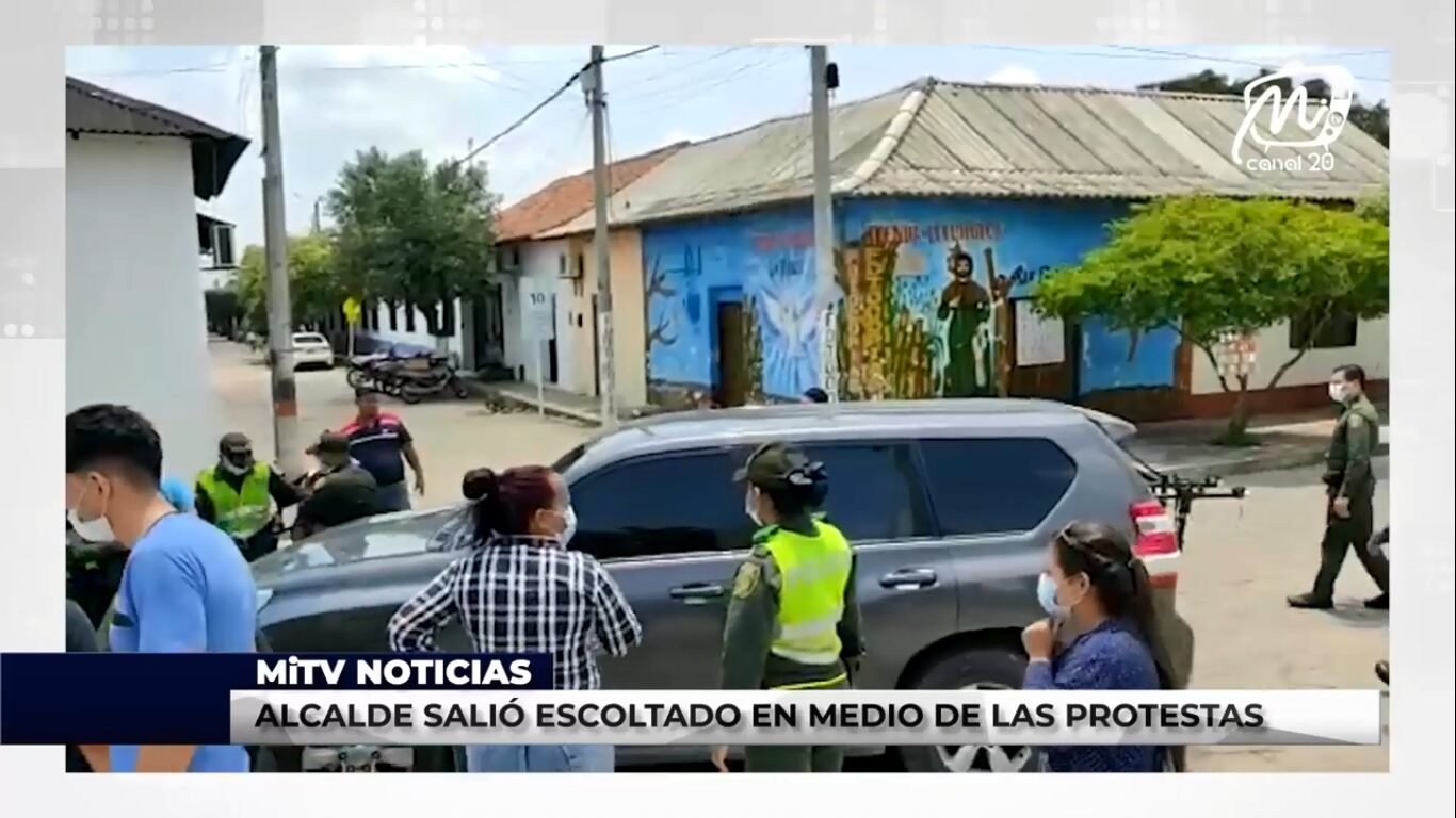 ALCALDE SALIÓ ESCOLTADO EN MEDIO DE LAS PROTESTAS