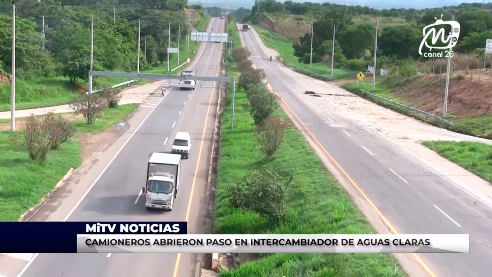 CAMIONEROS ABRIERON PASO EN INTERCAMBIADOR DE AGUAS CLARAS