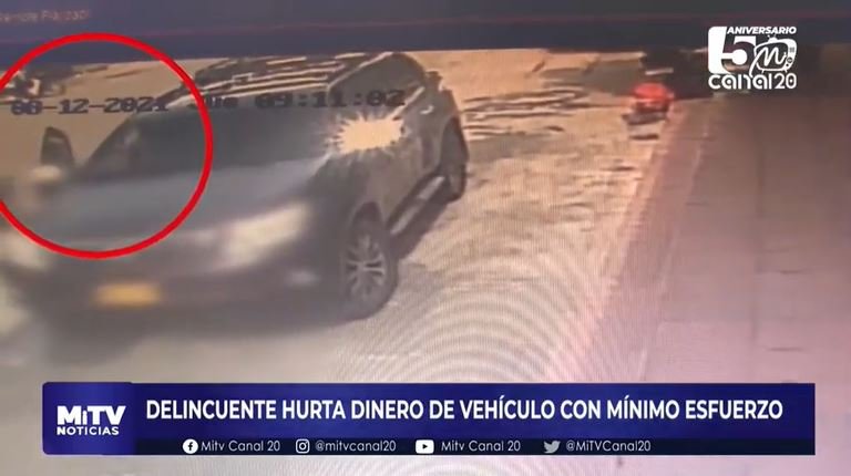 DELINCUENTE HURTA DINERO DE VEHÍCULO CON MÍNIMO ESFUERZO