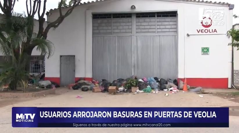 USUARIOS ARROJARON BASURAS EN PUERTAS DE VEOLIA