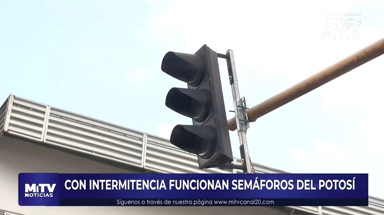 CON INTERMITENCIA FUNCIONAN SEMÁFOROS DEL POTOSÍ