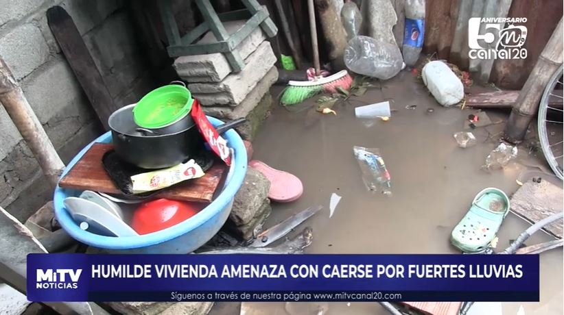 HUMILDE VIVIENDA AMENAZA CON CAERSE POR FUERTES LLUVIA