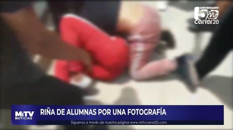 RIÑA DE ALUMNAS POR UNA FOTOGRAFÍA