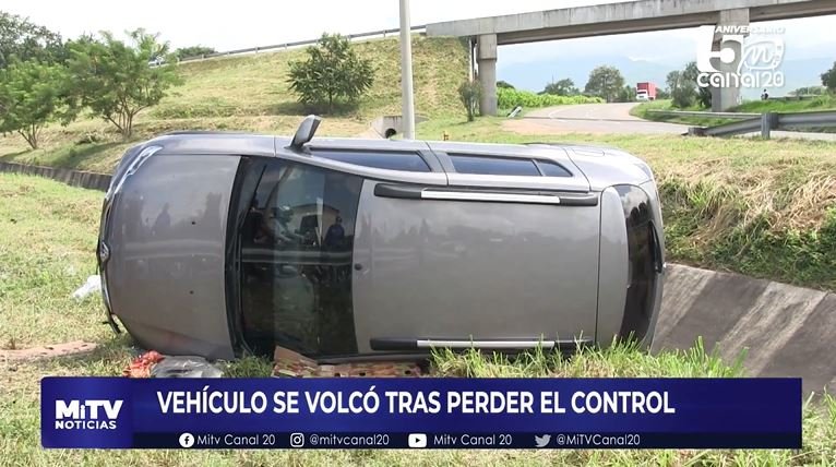 VEHÍCULO SE VOLCÓ TRAS PERDER EL CONTROL