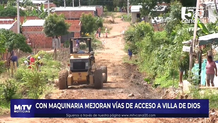 CON MAQUINARIA MEJORAN VÍAS DE ACCESO A VILLA DE DIOS