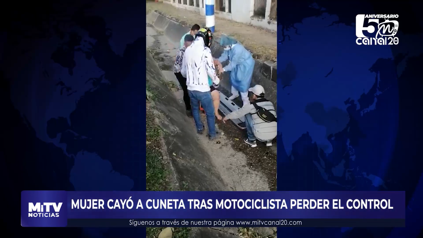 MUJER CAYÓ A CUNETA TRAS MOTOCICLISTA PERDER EL CONTROL