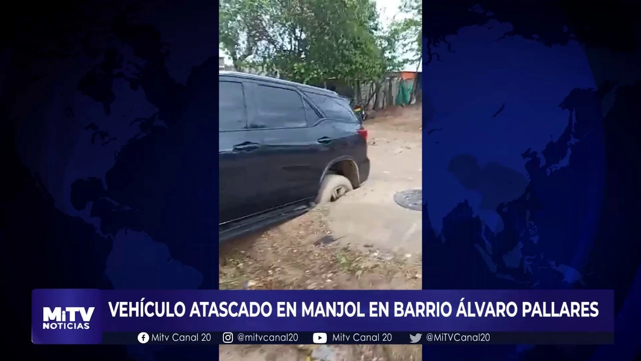 VEHÍCULO ATASCADO EN MANJOL