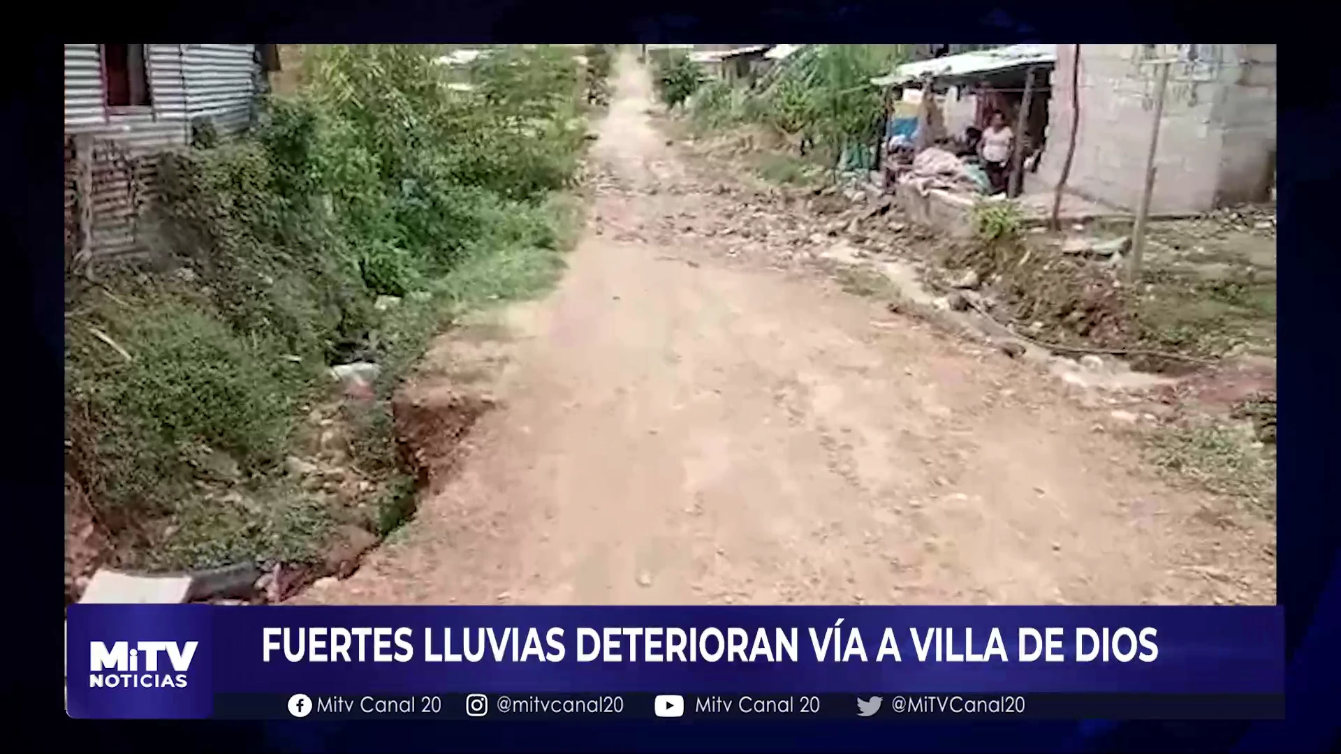 FUERTES LLUVIAS DETERIORAN VÍA A VILLA DE DIOS