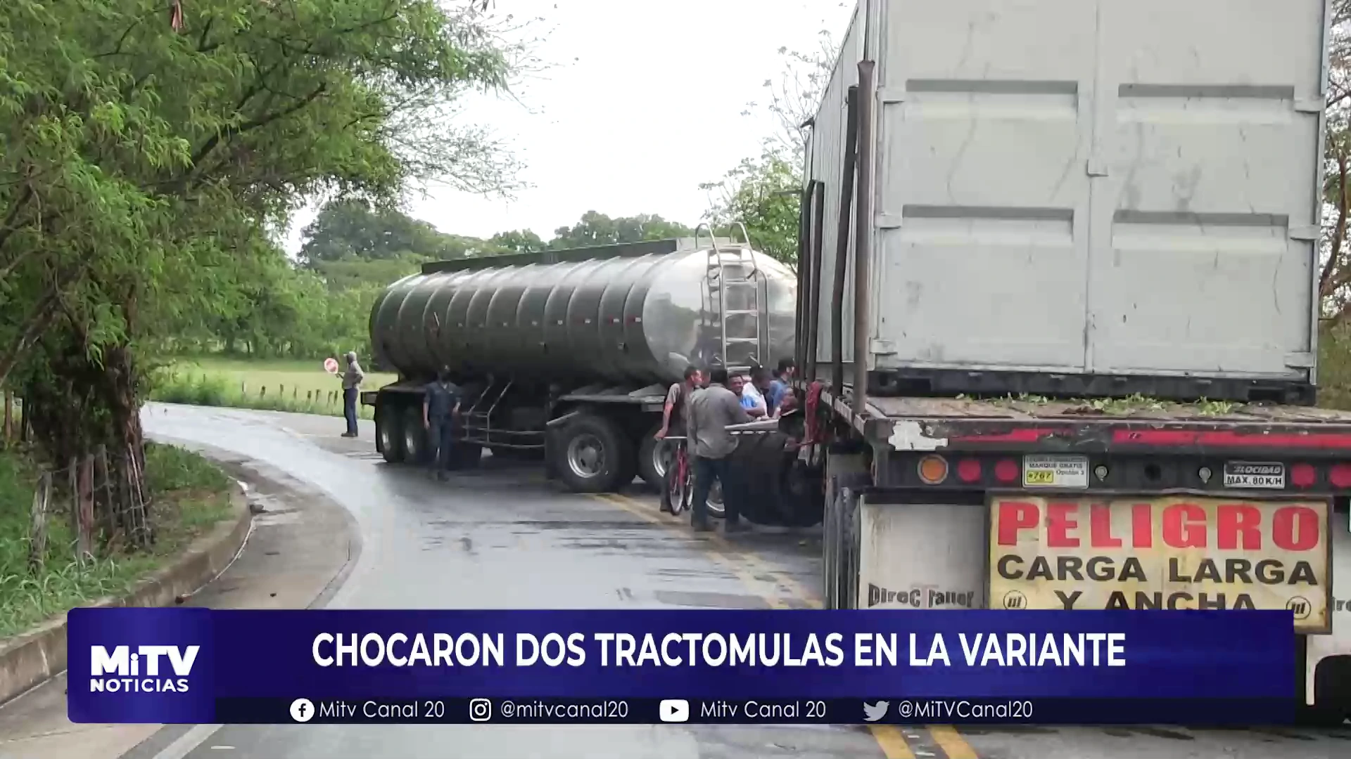 CHOCARON DOS TRACTOMULAS EN LA VARIANTE