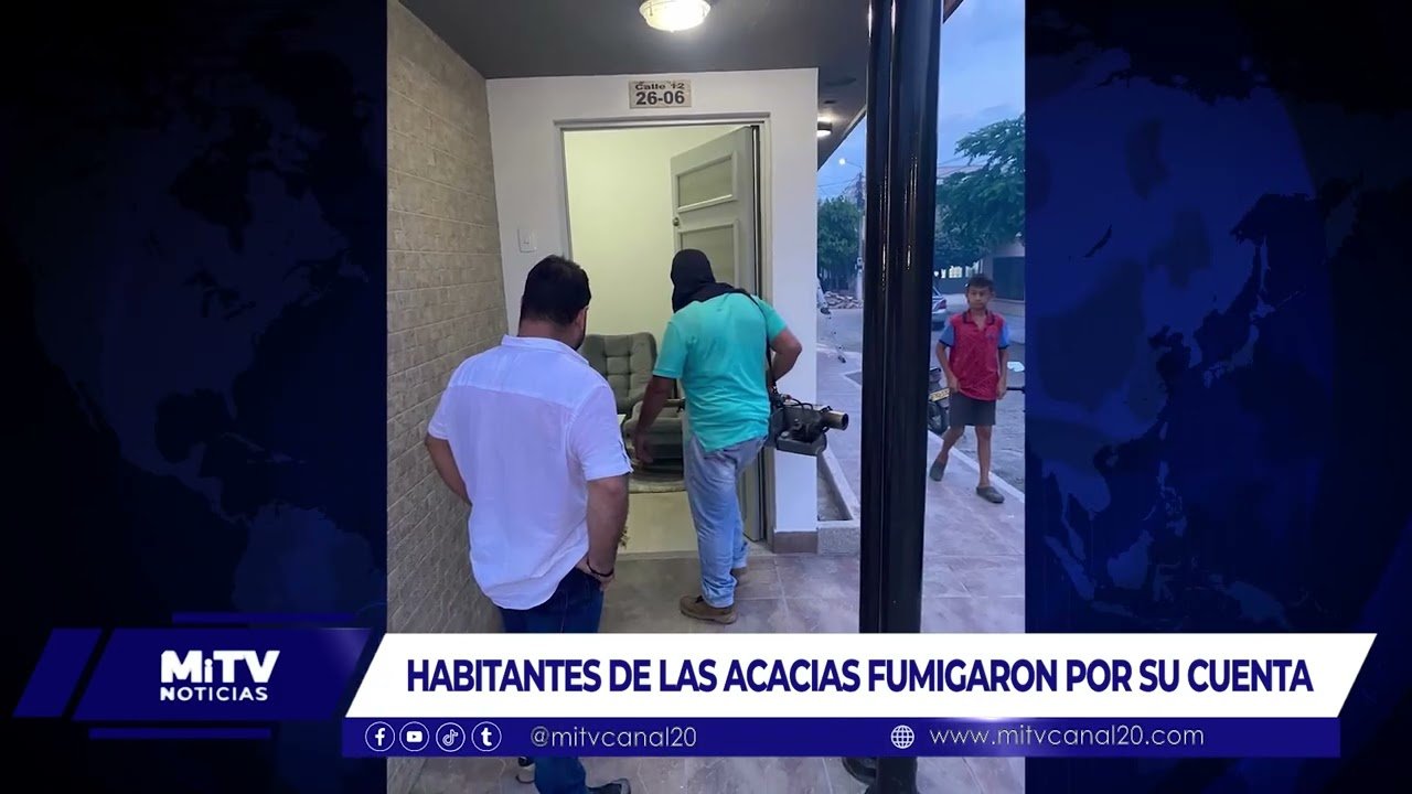 HABITANTES DEL BARRIO LAS ACACIAS FUMIGAN SUS CASA POR EL DENGUE